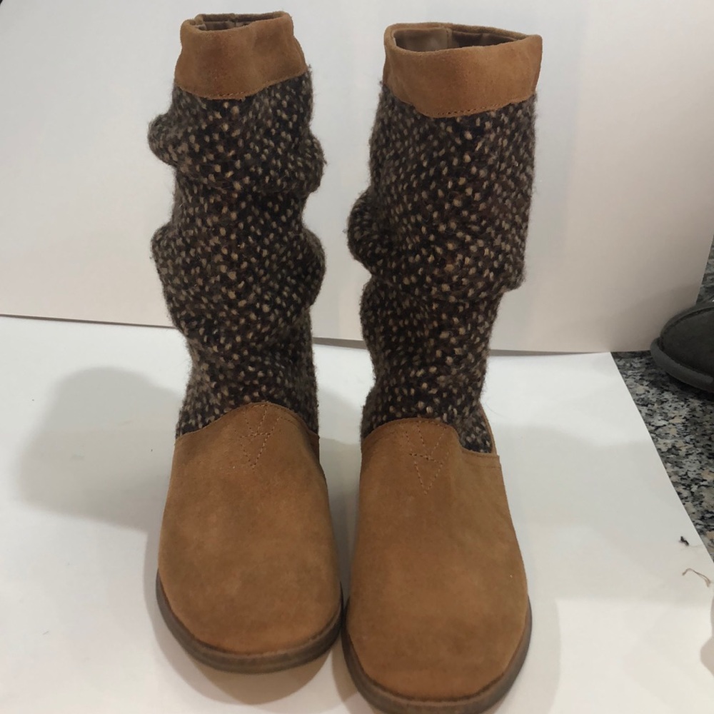 Toms women’s boots size 6